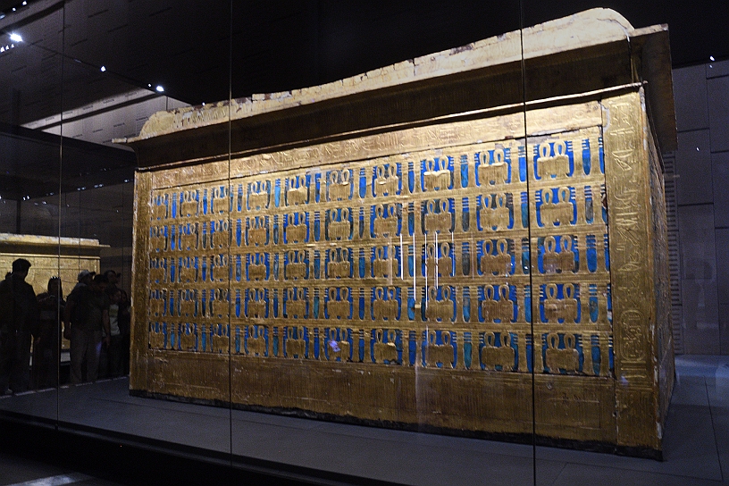 79 MAK_7143.jpg - Il Il corpo mummificato del faraone era inserito in tre sarcofagi, inseriti uno dentro l’altro, in pietra a loro volta inseriti in tre strutture in legno dorato posti all’interno della camera funeraria. Questa la più esterna.